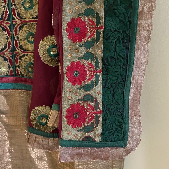 Indian Gold and Maroon Pyjami Suit with heavy Dupatta - Size 6 - Picture 5 of 16